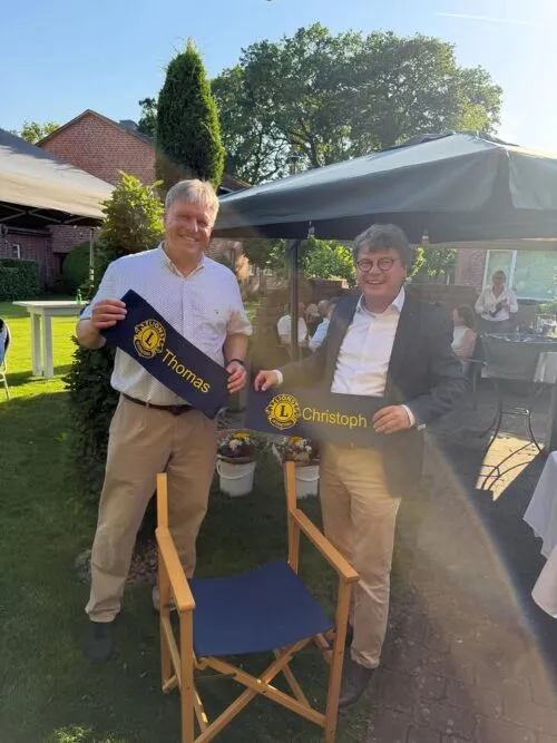 721297165_18106871474514250_4598384926389887212_n.jpg Foto: Der Präsident im Lions Club Zeven wechselt von Thomas Mintus, links, auf Christoph Reuther, rechts. (c) Foto: Lions Club Zeven