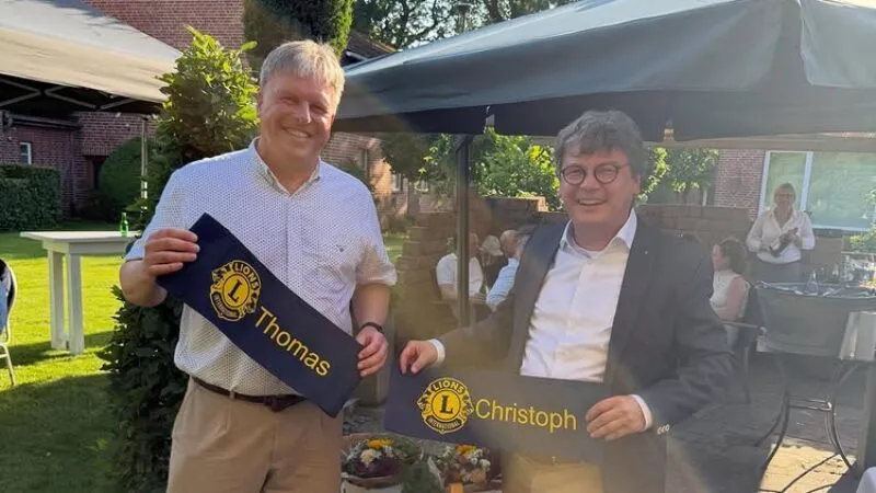 721297165_18106871474514250_4598384926389887212_n.jpg Foto: Der Präsident im Lions Club Zeven wechselt von Thomas Mintus, links, auf Christoph Reuther, rechts. (c) Foto: Lions Club Zeven
