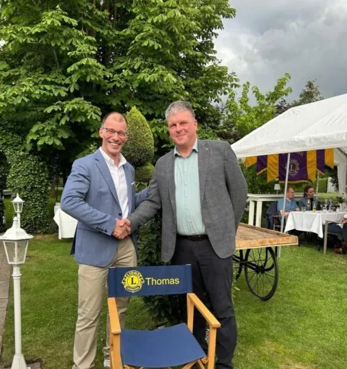 3339529b-8782-4dc2-abde-916bb7f7617e (2).jfif Foto: Der Präsident im Lions Club Zeven wechselt von Hans-Heiner Köhnken, links, auf Thomas Mintus, rechts. (c) Foto: Lions Club Zeven