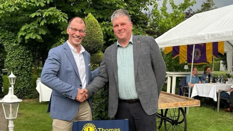 3339529b-8782-4dc2-abde-916bb7f7617e (2).jfif Foto: Der Präsident im Lions Club Zeven wechselt von Hans-Heiner Köhnken, links, auf Thomas Mintus, rechts. (c) Foto: Lions Club Zeven